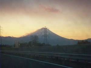 朝日に輝く富士の雄姿です。午前6時54分ごろ双葉SA過ぎたあたりです