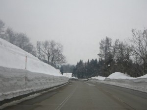 飯山市内へ向かう国道の両脇は、雪の壁ができていた。