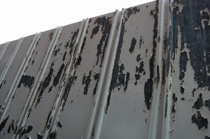 本社建物脇フェンスの塗装のはがれ状況