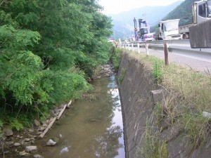 掘削するすぐ横には蛭川が流れている。