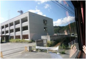 建物の側面、左上の印は津波の高さを示しています。