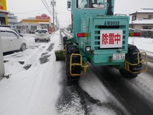 ｸﾞﾚｰﾀﾞｰと言う機械で道路の除雪を実施しました。