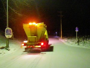 深夜の融雪剤の散布状況です