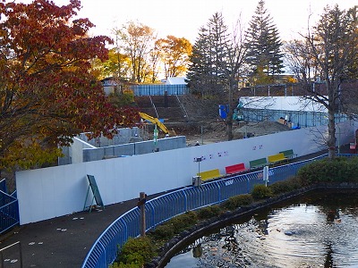 茶臼山動物園「ライオン展示施設」③まもなくモートの壁が完成します