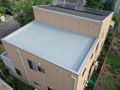 ポリウレア樹脂吹付工法―住宅の陸屋根を強靭コーティングで防水補修―